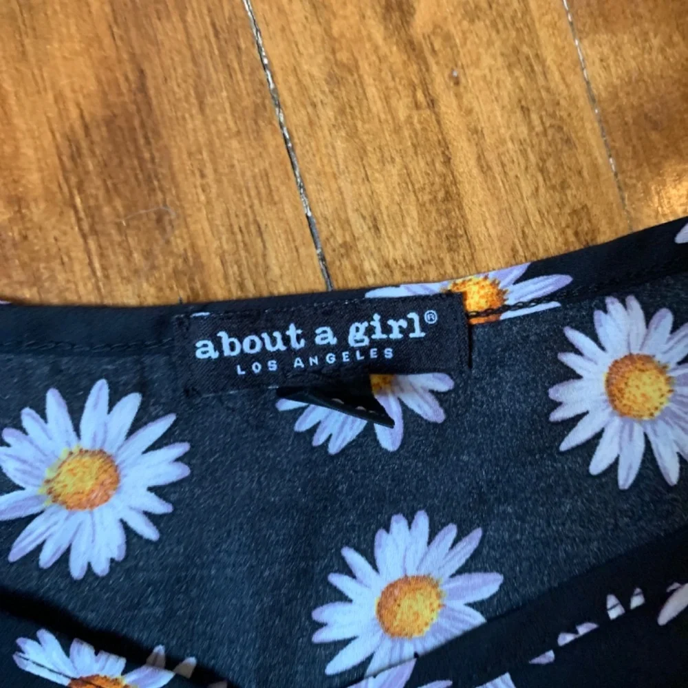 About a girl Los Angeles coming up daisies‎ blouse. Worn once.